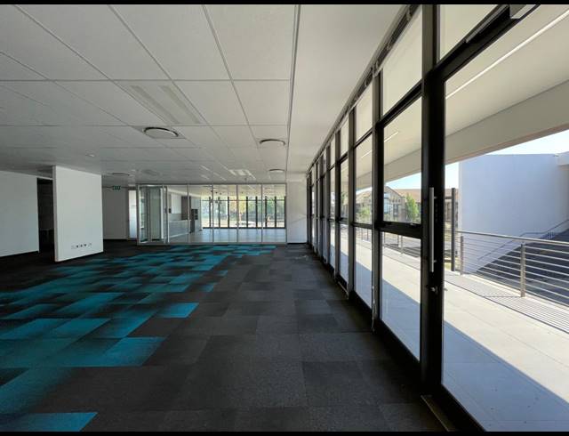 1,006M² OFFICE TO LET IN BRYANSTON